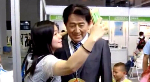 Chinese visotrs snapped selfies with Apologizing Abe robot 
