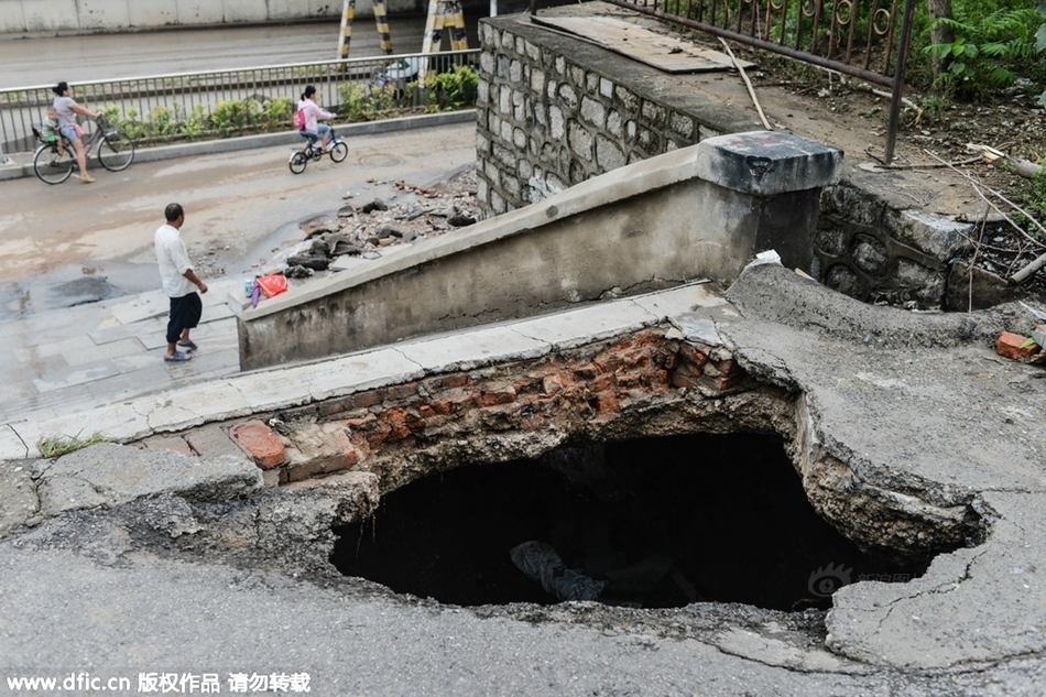 A giant pothole opened up in Beijing's Fangshan District after heavy rains