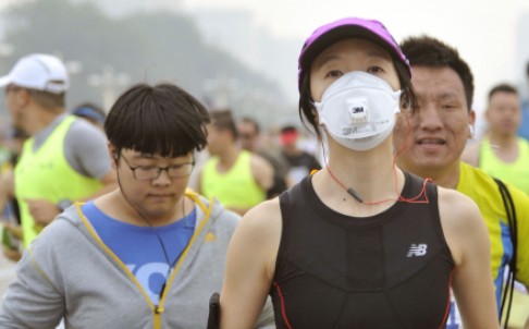Runner dons mask at Beijing marathon