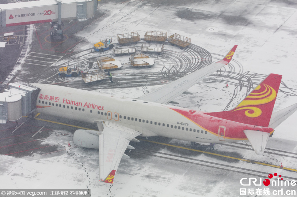 Snow grounds hundreds of flights at Beijing airport 