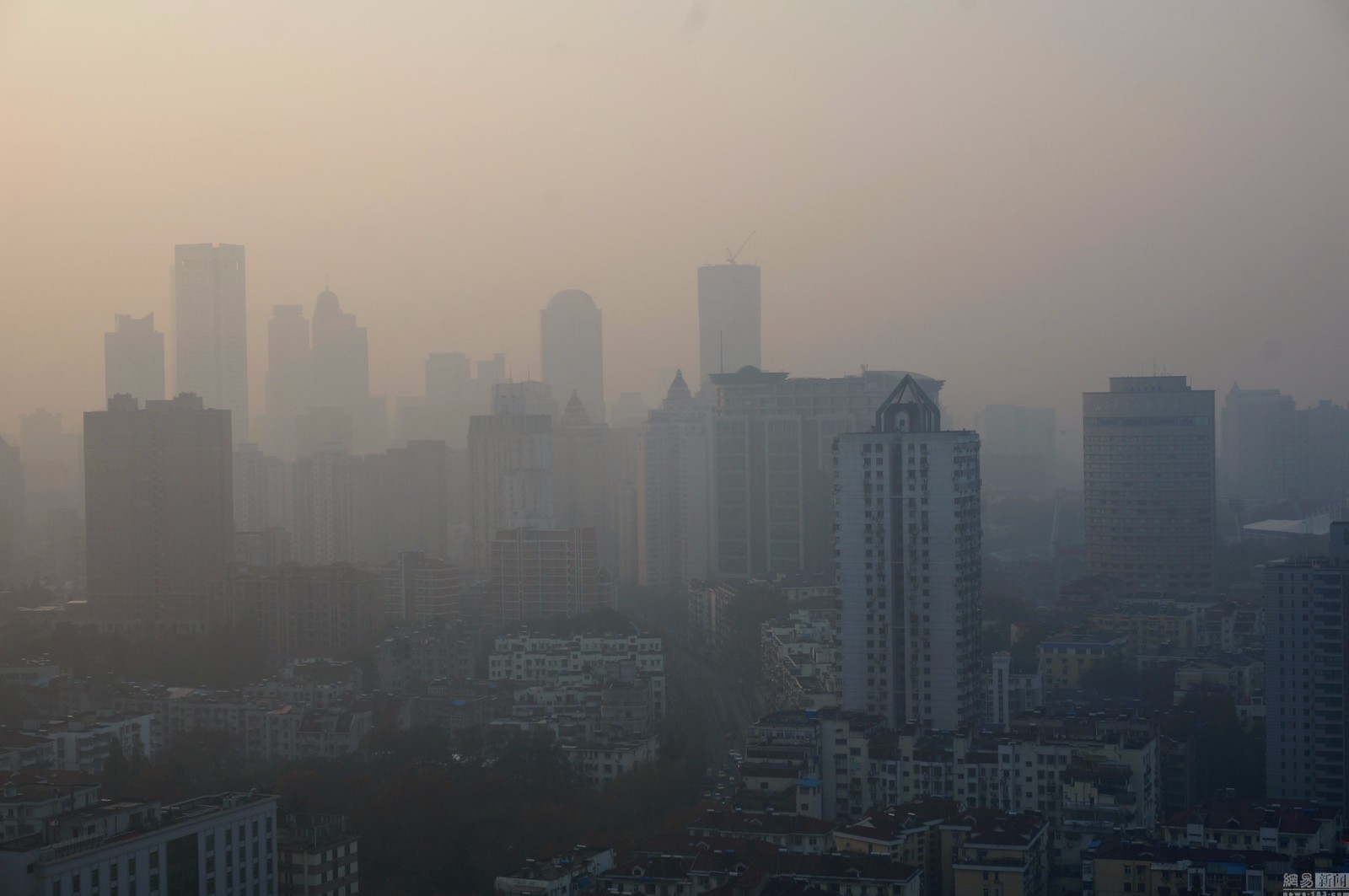 Heavy smog envelopes Anhui Province on November 30, 2015