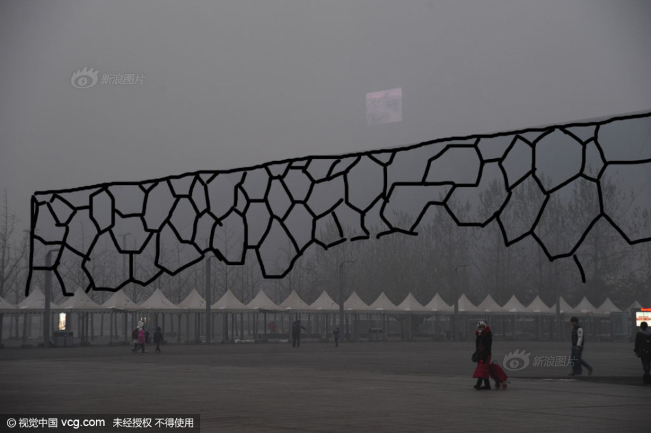 Netizens outline Beijing landmarks against the smog