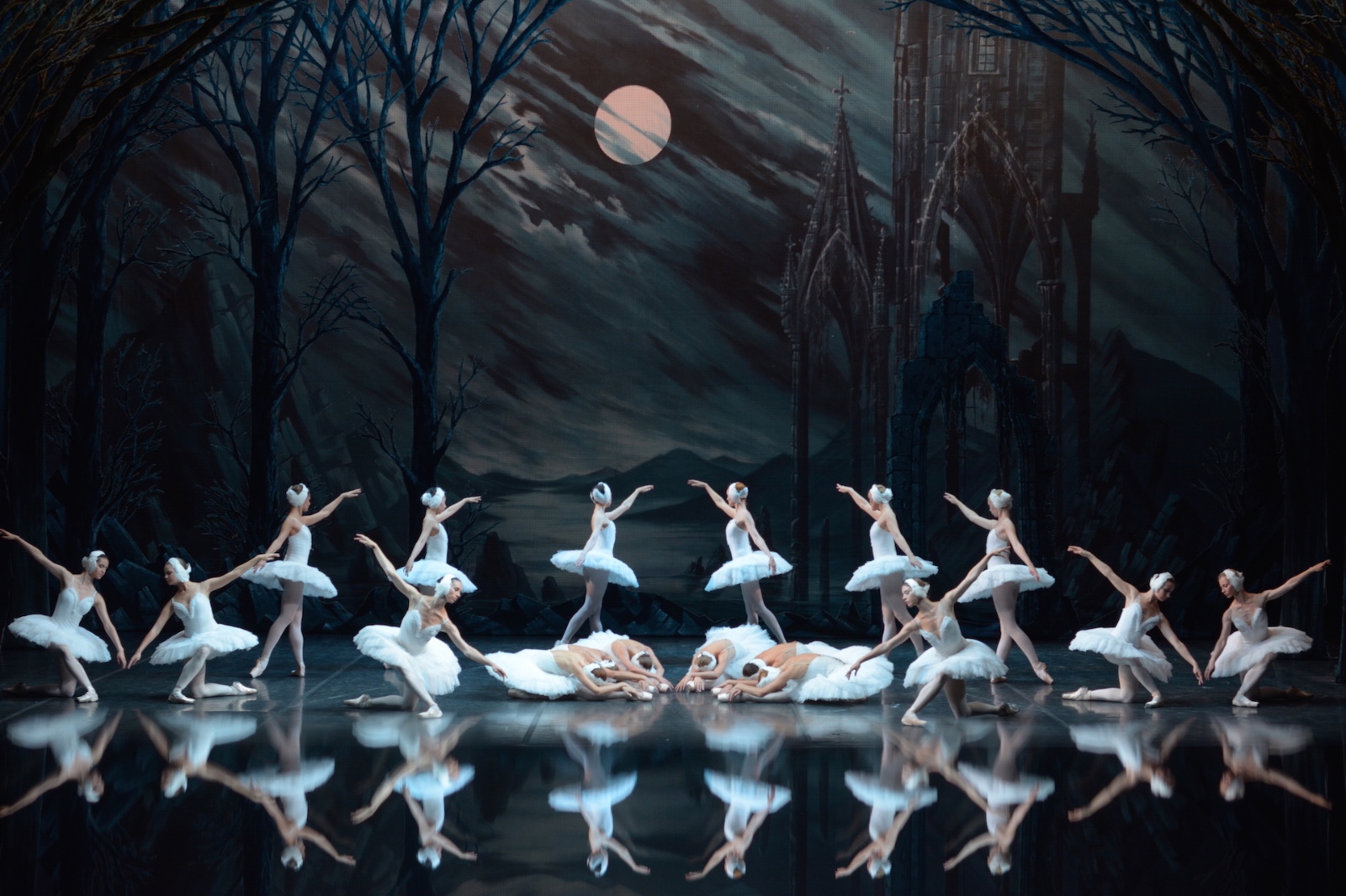 Swan-Lake-by-Saint-Petersburg-Russian-Ballet-Theatre-WIN-.jpg