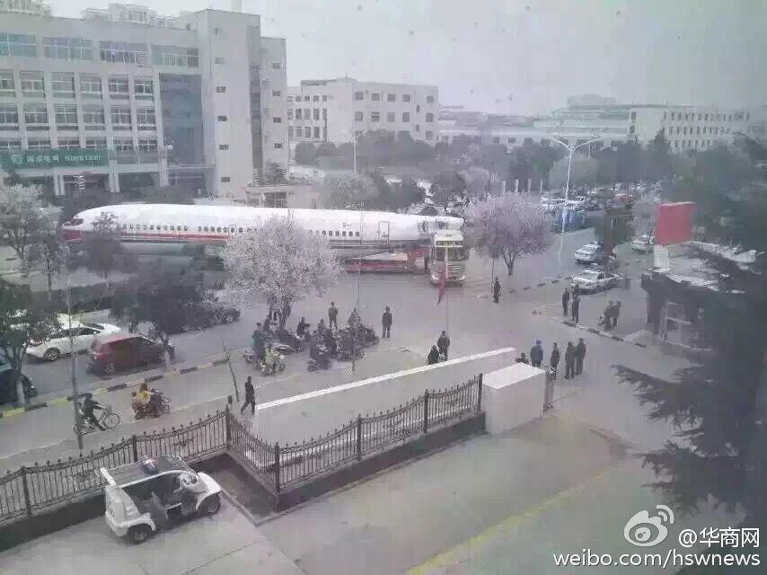 Airplane Causes 1 Hour Traffic Jam in Xi'an