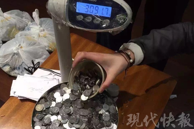 man-paid-in-20-bags-of-coins-3.jpg
