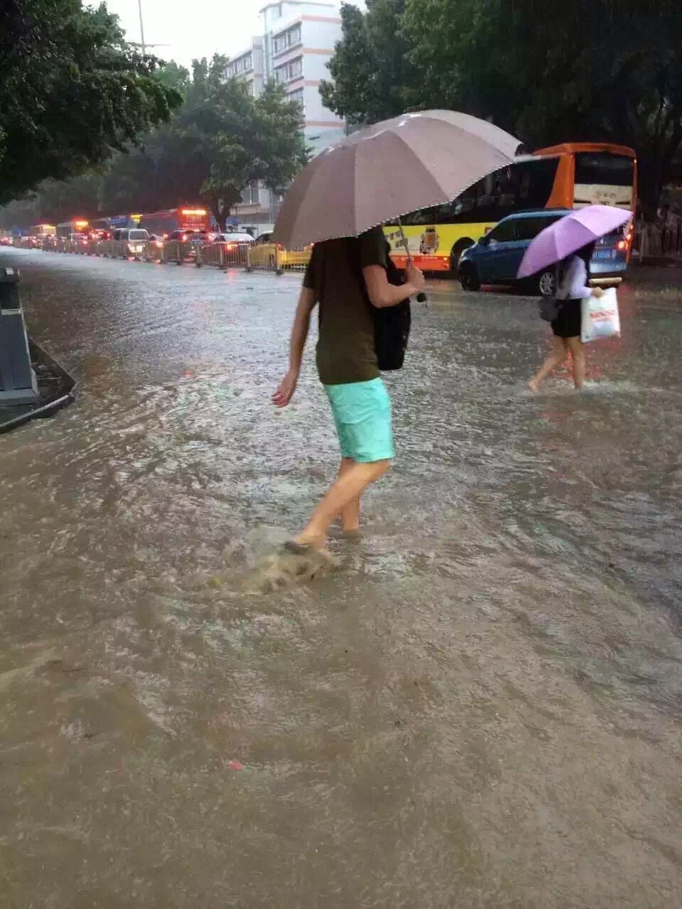 Guangzhou-flooding-15.jpg