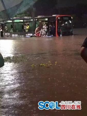 'Boat Brother' Rescues Trapped Bus Riders in Sichuan