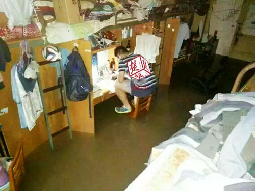 Wuhan Student DNGAF, Studies for Exams Through Floods