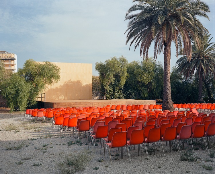 Wim Wenders, Open Air Screen, Italien, Palermo, 2007, C-Print, 186 x 213 cm, Courtesy of OstLicht. Galerie für Fotografie, Vienna