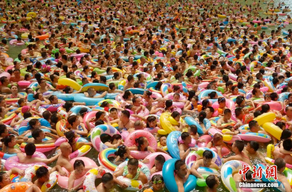 PHOTOS: Thousands Flock to Sichuan Pool to Cool Down