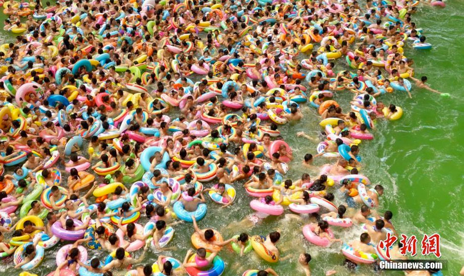 PHOTOS: Thousands Flock to Sichuan Pool to Cool Down
