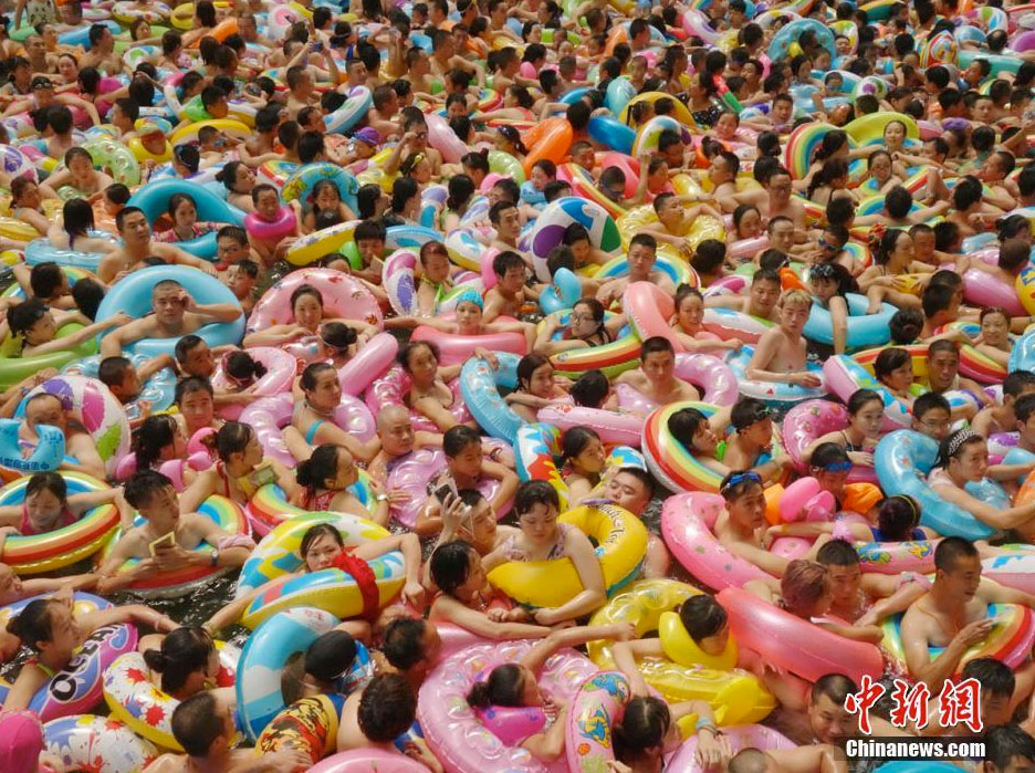 PHOTOS: Thousands Flock to Sichuan Pool to Cool Down