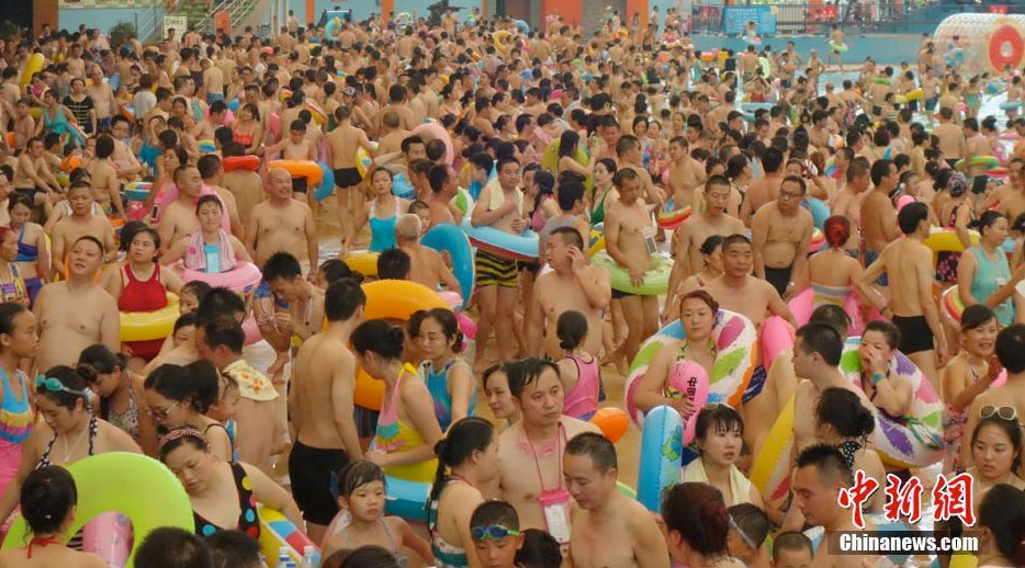 PHOTOS: Thousands Flock to Sichuan Pool to Cool Down