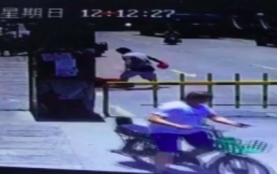 woman-stabbed-in-public-shenzhen.png