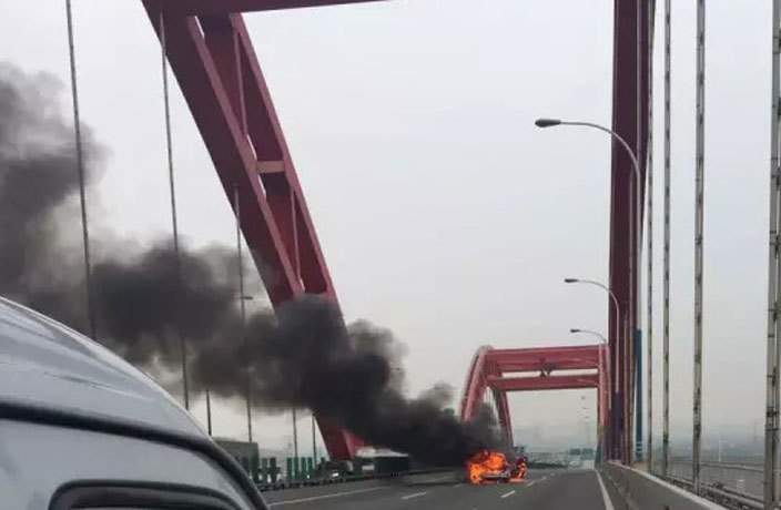car-fire-in-guangzhou-2.jpg