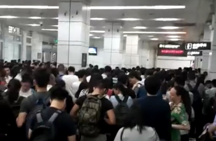 guangzhou-railway-station-crowds-1.jpg