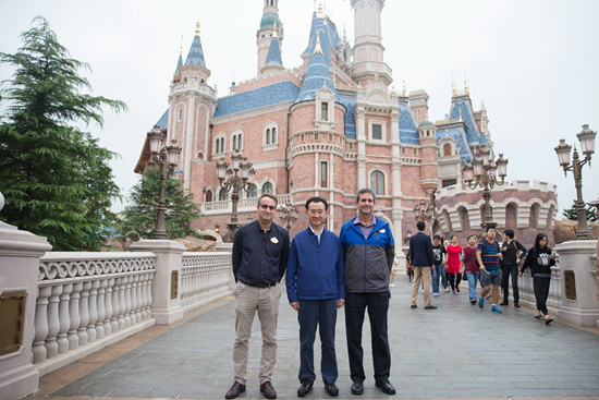 PHOTOS: Wanda Boss Wang Jianlin Visits Disneyland Shanghai