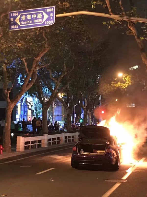 Car bursts into flames Shanghai