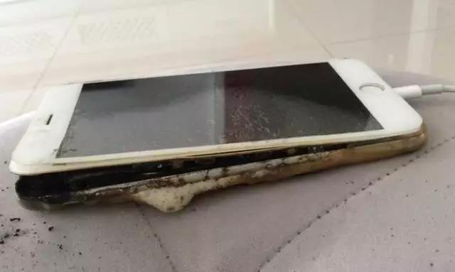 Chinese Apple Users Say Their iPhones Are Exploding