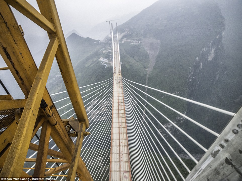 Man Proposes to Girlfriend on World's Tallest Bridge in China