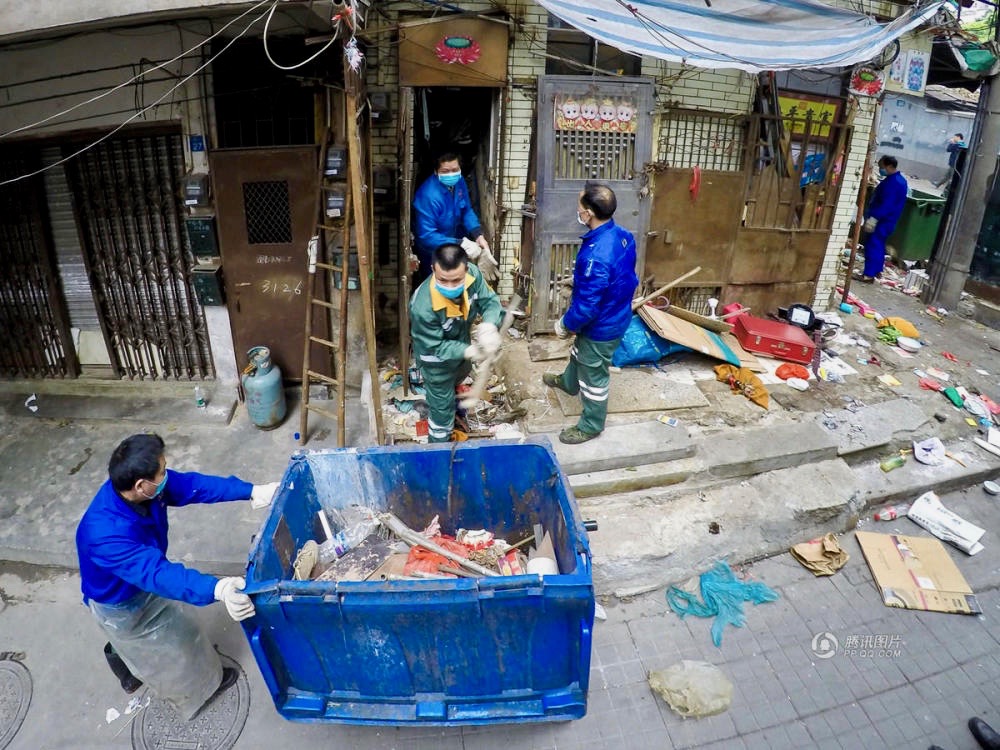 sanitary-team-cleans-up-hoarder-s-home-guangzhou