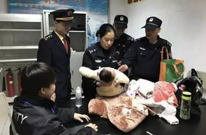 6-Month-Old-Baby-Abandoned-on-Guangzhou-Metro-2.jpg