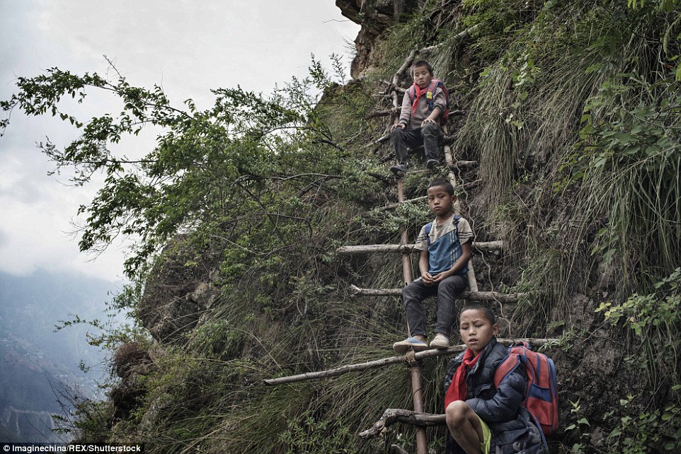 China's 'Cliff Village' to Become Tourist Attraction