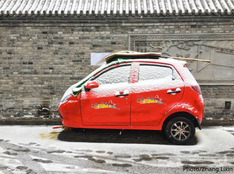 PHOTOS: Beijing Sees First Snow of the Season