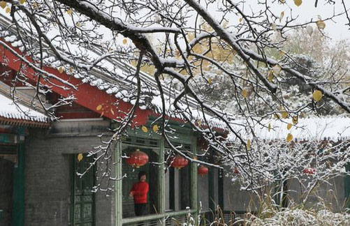 PHOTOS: Beijing Sees First Snow of the Season