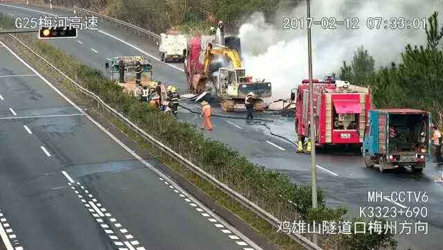 meizhou highway car crash cleanup