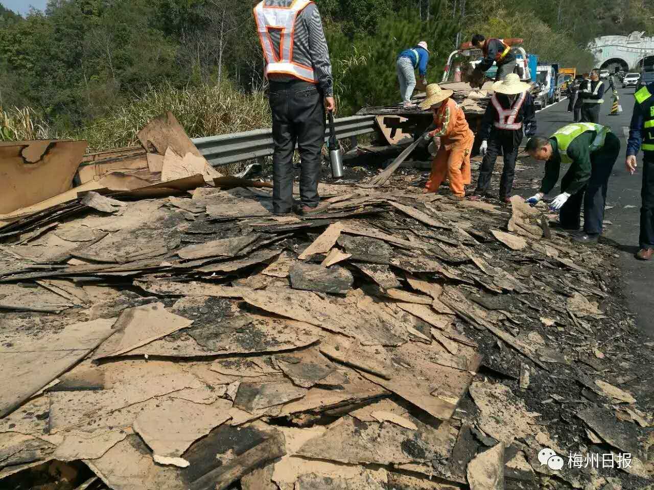 meizhou highway car crash fiberboards