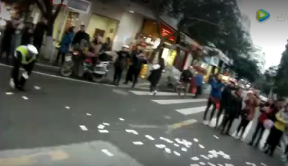 Chongqing woman throws away money