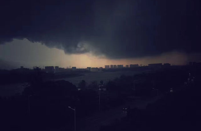 Sudden-Storm-Darkens-Sky--Downs-Trees-in-Guangzhou-4.jpg