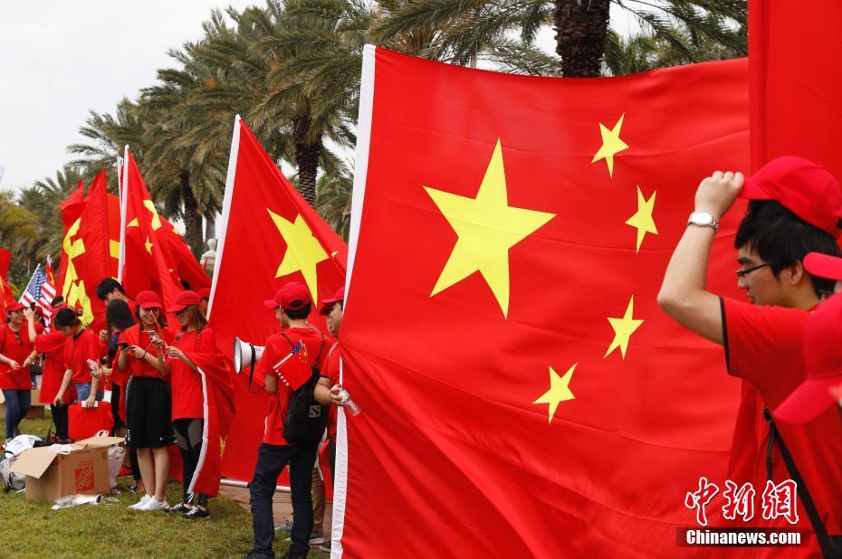 Chinese visitors greet Xi Jinping Florida US Visit Donald Trump — That's China — thatsmags.com