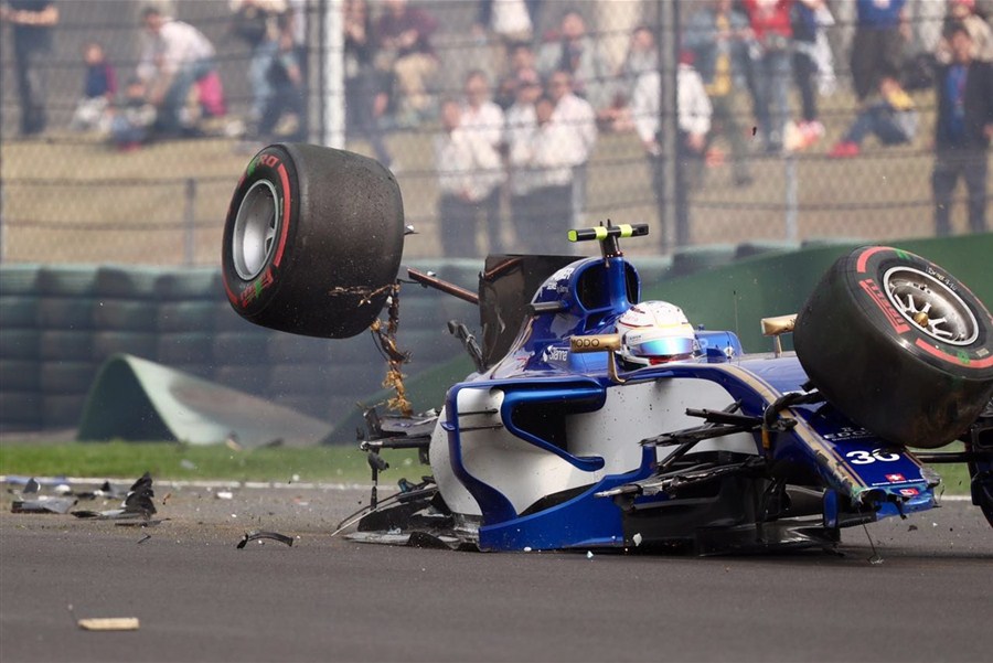 Antonio Giovinazzi crashes his car at Shanghai F1