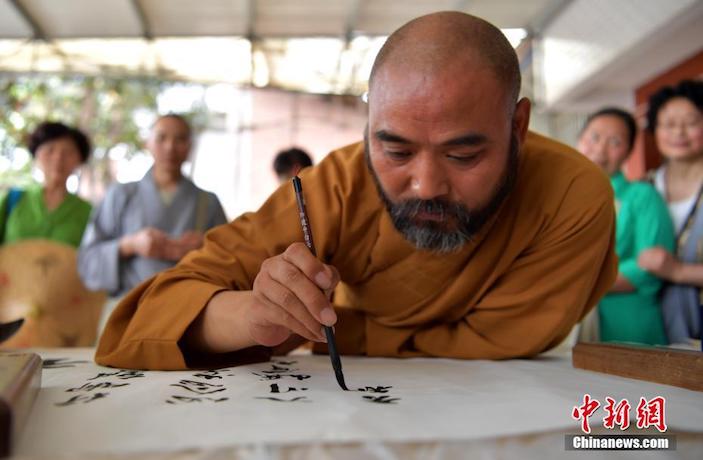 Shanghai Monks Walk 2,600 Kilometers to Mount Emei