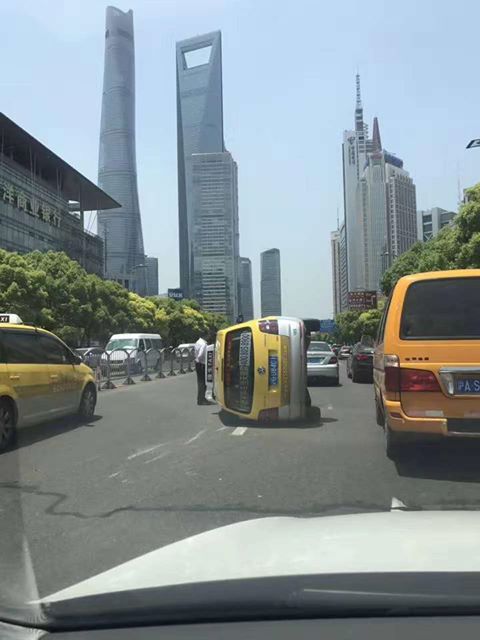 Taxi overturned in Shanghai