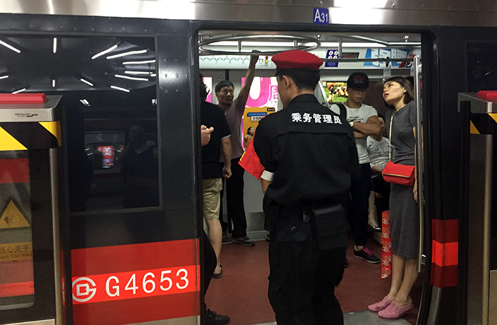 201706/subway-gaurd-beijing.jpg