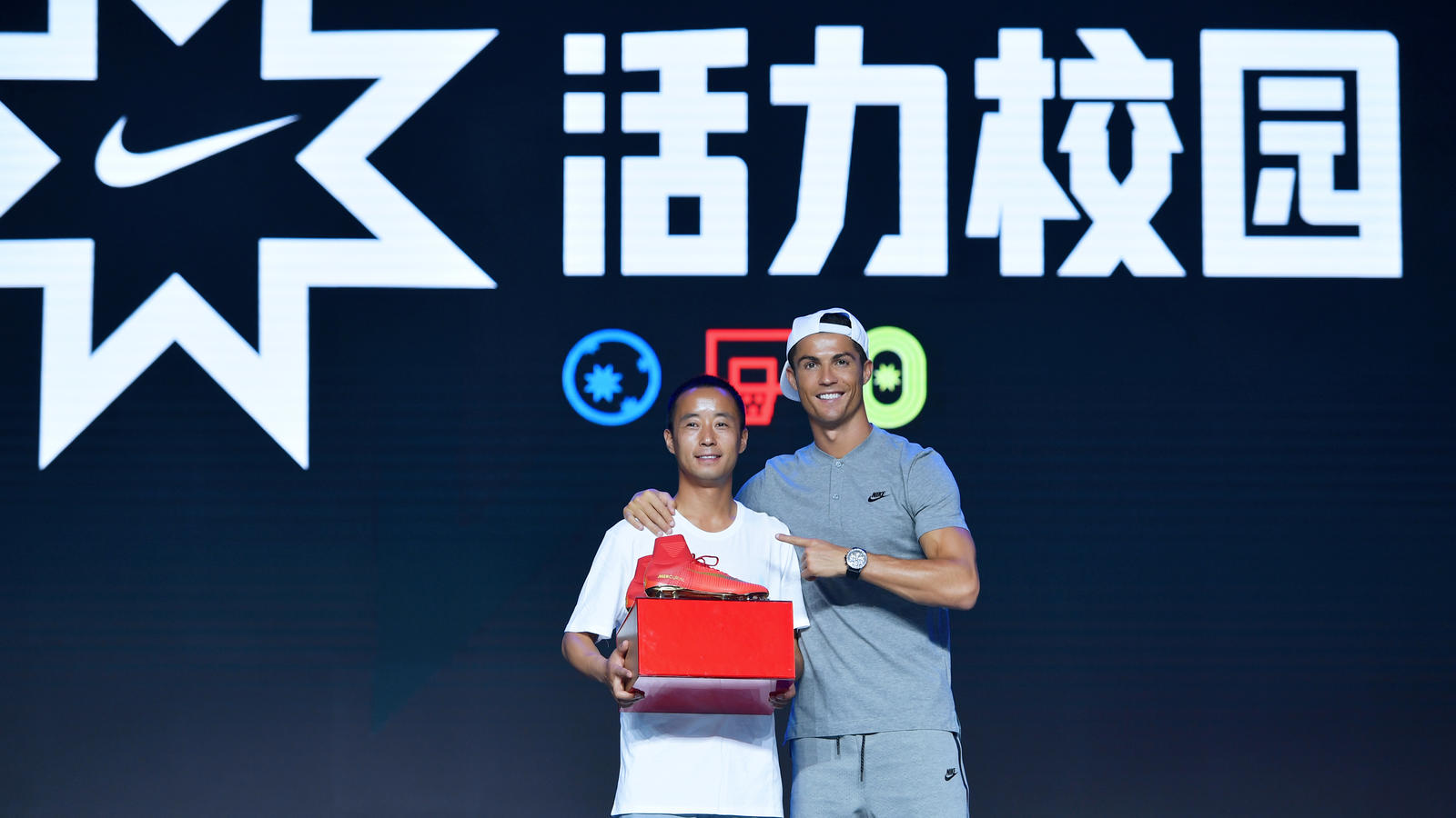 Cristiano Ronaldo Arrives in Shanghai, Says It's Hot Because of Him