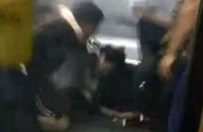 Man-Pulls-Knife-During-Fight-on-Guangzhou-Metro-2.jpg
