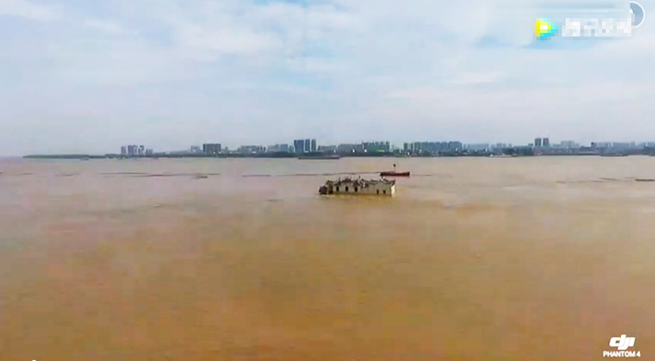 WATCH: 700-Year-Old Building Withstands Floods on Yangtze River