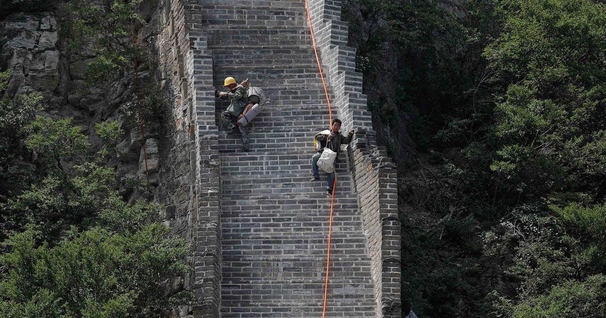 201707/great-wall-workers-risk-lives-1.jpg