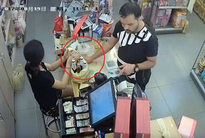 Foreigner Steals Phone from Store Clerk in Guangzhou