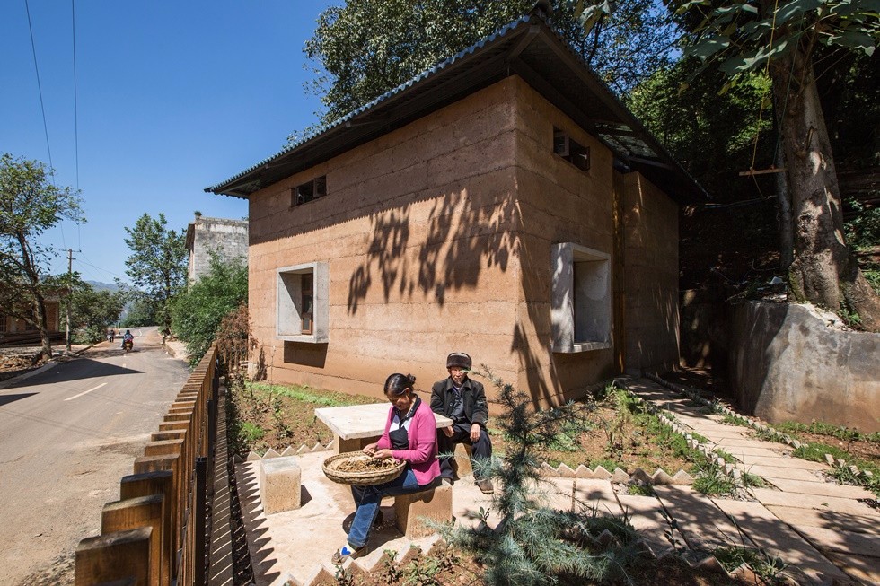 yunnan-earthquake-resistant-house-outside-couple.jpg