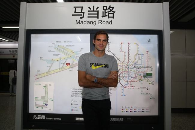 Federer on Shanghai Metro