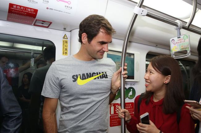 Federer on Shanghai Metro