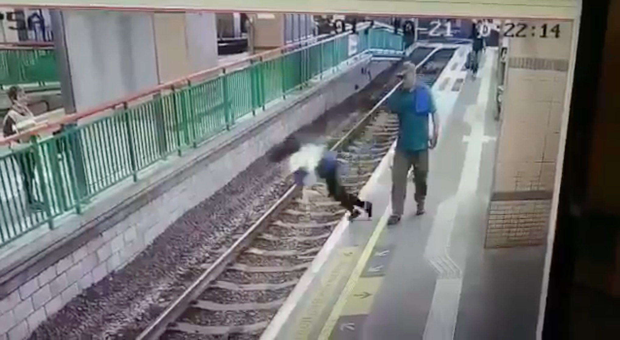 man-pushes-worker-onto-train-tracks-hong-kong-2.jpg