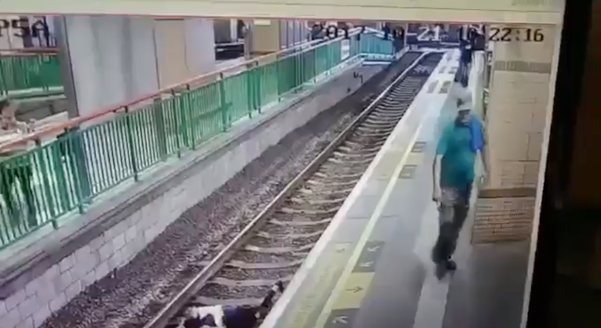 man-pushes-worker-onto-train-tracks-hong-kong-3.jpg