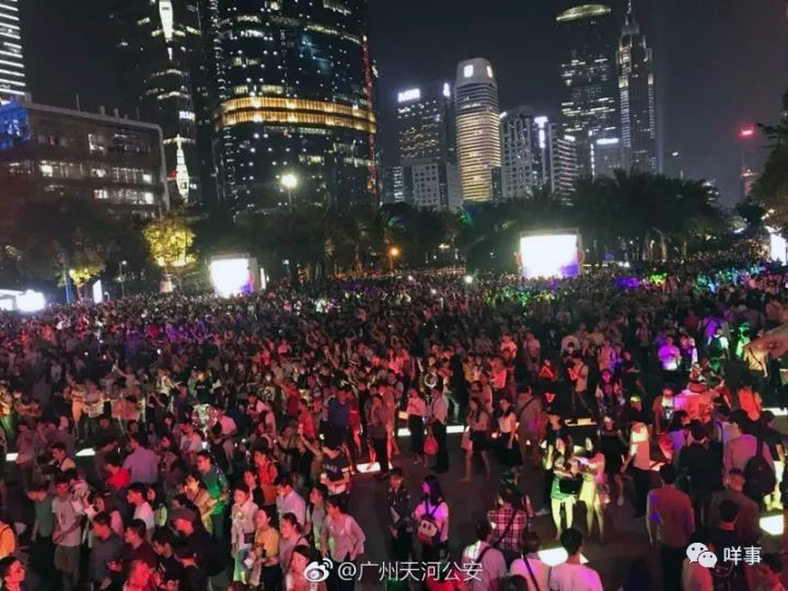 massive-crowds-zhujiang.jpg