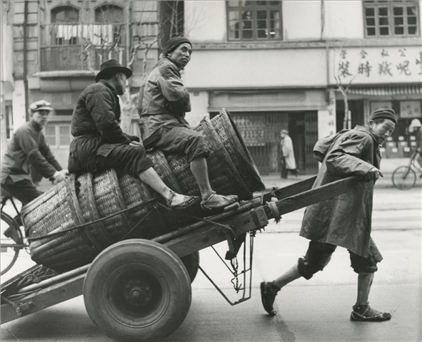 Man-with-two-wheeler-barrow-in-Shanghai-1956-.jpg